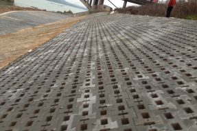 水利護(hù)坡磚塑料模具主要應(yīng)用在哪些施工地點(diǎn)？