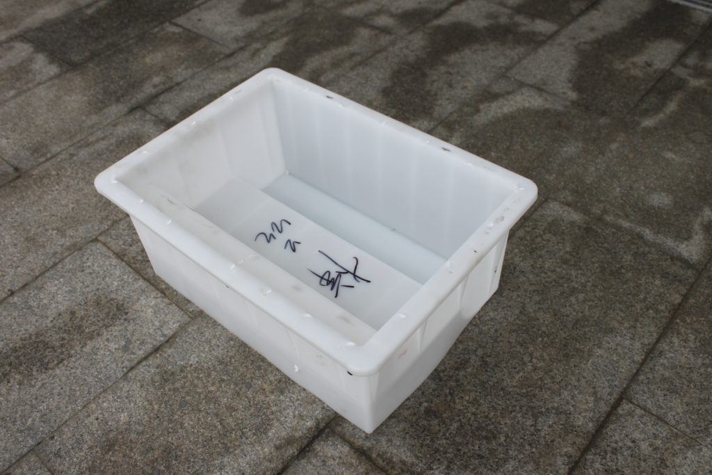 如何解決公路路沿石塑料模具在注塑過程開裂的問題？